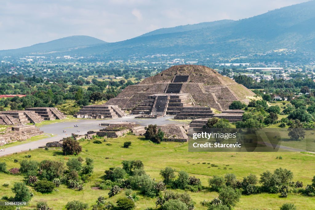 Antigas pirâmides de Teotihuacan e as ruínas na cidade do México