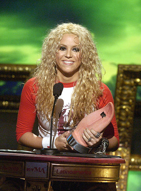 SHAKIRA’S SPECIAL TONGUE-SHAPED TROPHY AT THE ARTIST OF THE YEAR