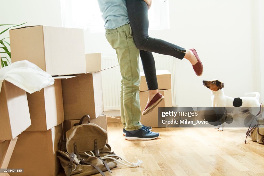 Hombre feliz mujer en casa nueva elevación