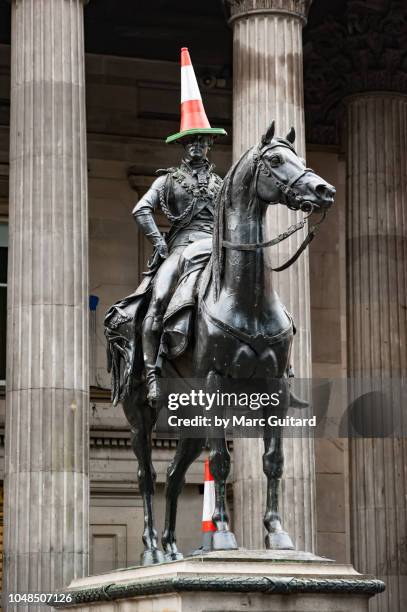 duke of wellington statue, glasgow, scotland - hertog stockfoto's en -beelden