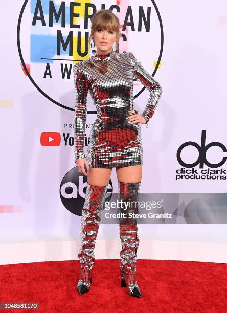 Taylor Swift arrives at the 2018 American Music Awards at Microsoft Theater on October 9, 2018 in Los Angeles, California.