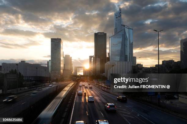 la défense - grande arche stock pictures, royalty-free photos & images