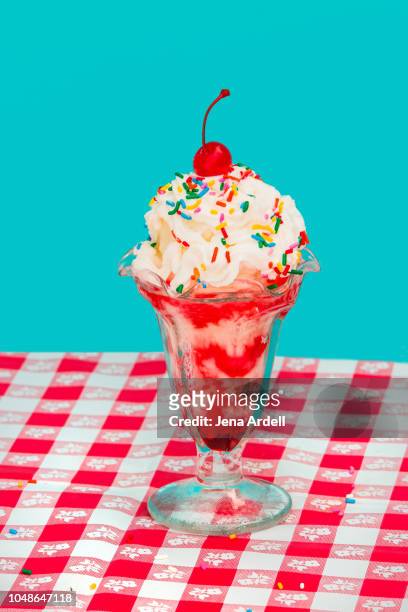 retro food, vintage food and drink, ice cream sundae - ice cream sundae stockfoto's en -beelden
