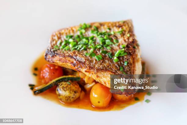 pesce alla griglia con verdure fresche - hake fillet foto e immagini stock