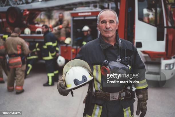brandweerman's portret - brandweerwagen stockfoto's en -beelden