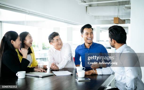 商界人士在會議上大笑 - 馬來西亞人 個照片及圖片檔