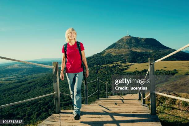 haute femme randonnée sur le puy de dôme, auvergne, france - auvergne photos et images de collection