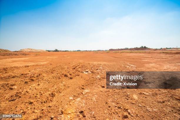 red mud barren land wide open - tierra salvaje fotografías e imágenes de stock