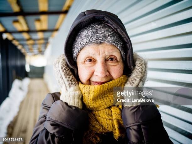 ritratto di donne di 74 anni all'aperto in inverno - woman face hat foto e immagini stock