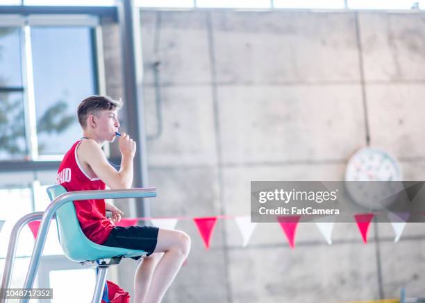 seine pfeife bläst - bademeister stock-fotos und bilder