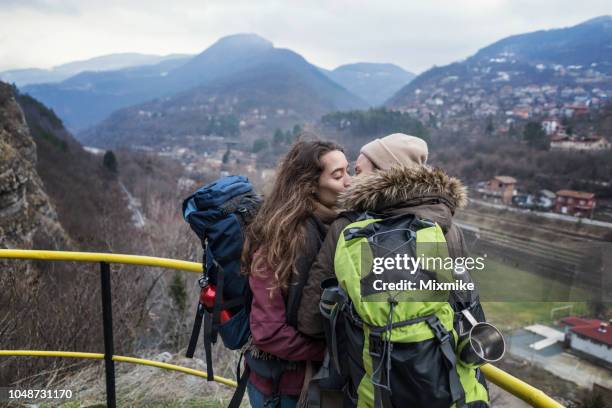 female couple resting in the mountains and kissing - camp gay venture imagens e fotografias de stock