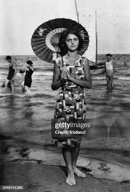 ritratto di giovane donna degli anni '20 in spiaggia, italia. - women in the 1920's foto e immagini stock