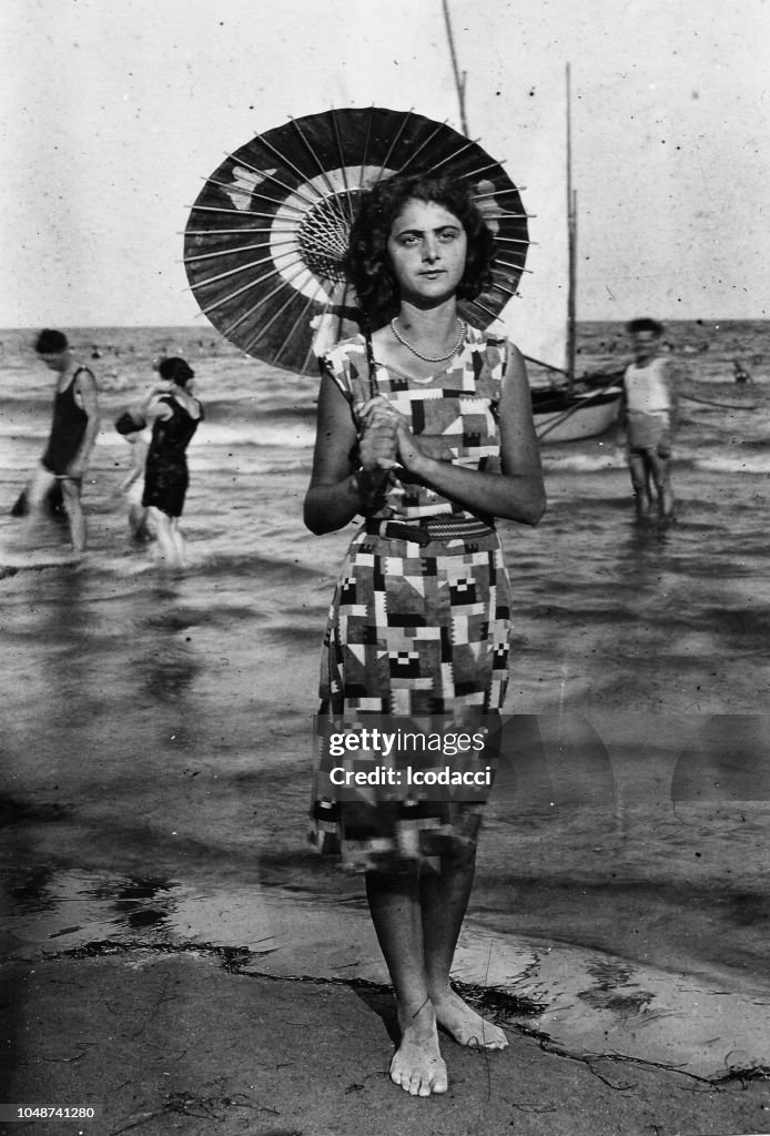 Retrato de mulher jovem de 1920 na praia, Itália.