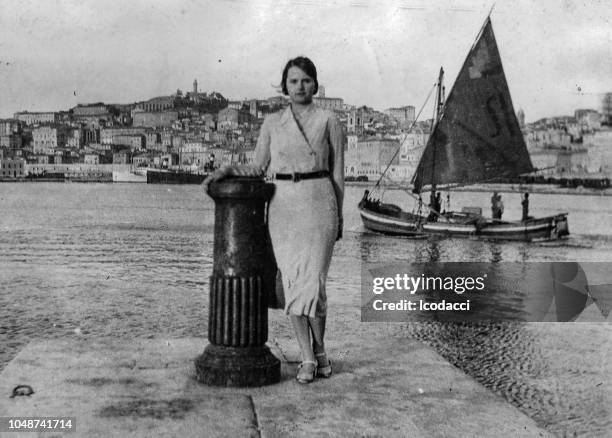 década de 1920 retrato de mujer joven en la playa, italia. - 1950s historical events fotografías e imágenes de stock
