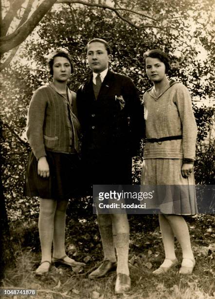 jaren 1920 italiaanse familie portret - women in the 1920's stockfoto's en -beelden