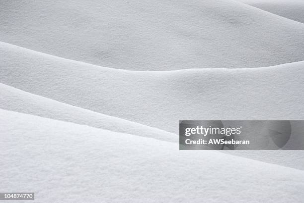 schneebedeckte berge - schneewehe stock-fotos und bilder