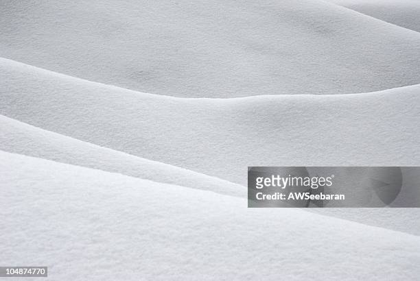 collines couvertes de neige - neige fraîche photos et images de collection