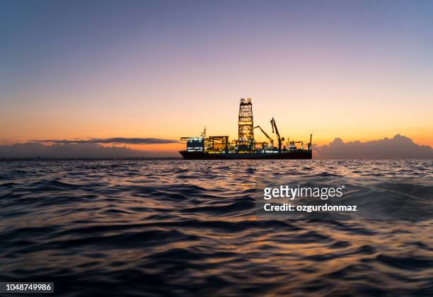 oil tanker - repairing boat stock pictures, royalty-free photos & images