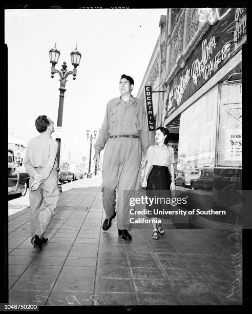 Tallest man in the world, 12 August 1952. Max Palmer -- 8 feet 1 inch tall;Evelyn Meredith -- 5 feet tall;Morris Schwartz -- 4 feet 10 inches tall..