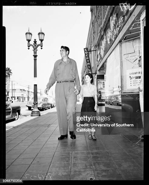 Tallest man in the world, 12 August 1952. Max Palmer -- 8 feet 1 inch tall;Evelyn Meredith -- 5 feet tall;Morris Schwartz -- 4 feet 10 inches tall..