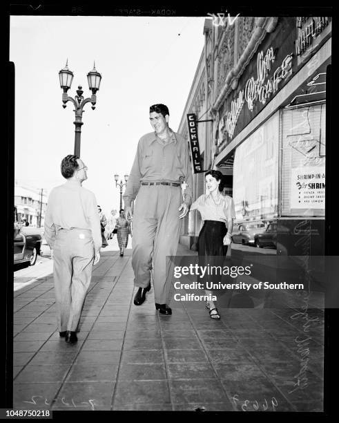 Tallest man in the world, 12 August 1952. Max Palmer -- 8 feet 1 inch tall;Evelyn Meredith -- 5 feet tall;Morris Schwartz -- 4 feet 10 inches tall..