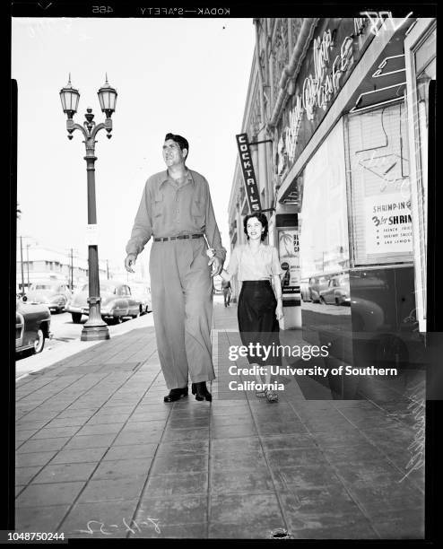 Tallest man in the world, 12 August 1952. Max Palmer -- 8 feet 1 inch tall;Evelyn Meredith -- 5 feet tall;Morris Schwartz -- 4 feet 10 inches tall..