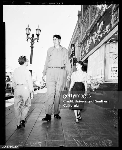 Tallest man in the world, 12 August 1952. Max Palmer -- 8 feet 1 inch tall;Evelyn Meredith -- 5 feet tall;Morris Schwartz -- 4 feet 10 inches tall..