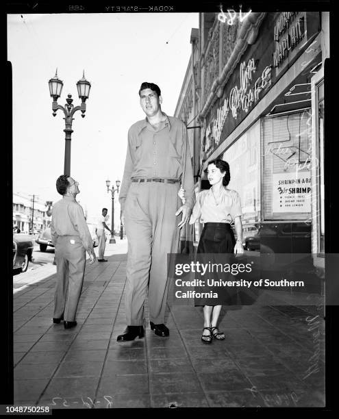 Tallest man in the world, 12 August 1952. Max Palmer -- 8 feet 1 inch tall;Evelyn Meredith -- 5 feet tall;Morris Schwartz -- 4 feet 10 inches tall..