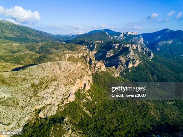 aerial view of moustiers sainte marie, provence, france. - alpes da alta provença imagens e fotografias de stock