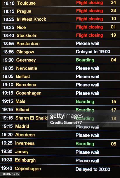 フライト出発のボード - ガトウィック空港 ストックフォトと画像