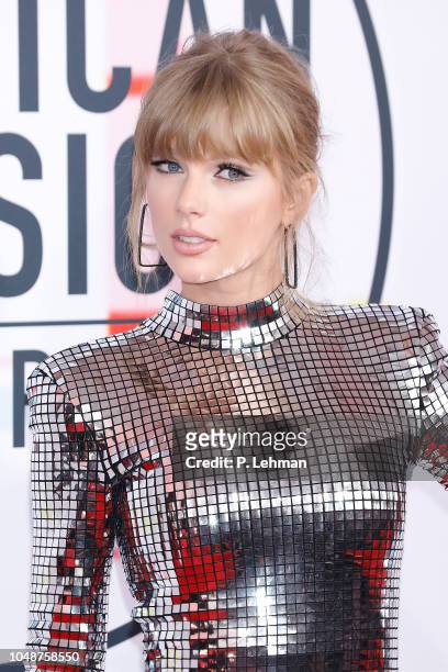 Taylor Swift photographed on the red carpet of the 2018 American Music Awards at the Microsoft Theater on October 9, 2018 in Los Angeles, USA.