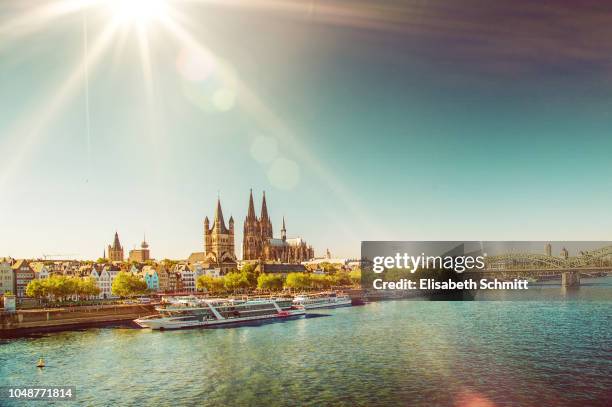 view on the cologne cathedral with rhine and a tourist boats - colonia fotografías e imágenes de stock