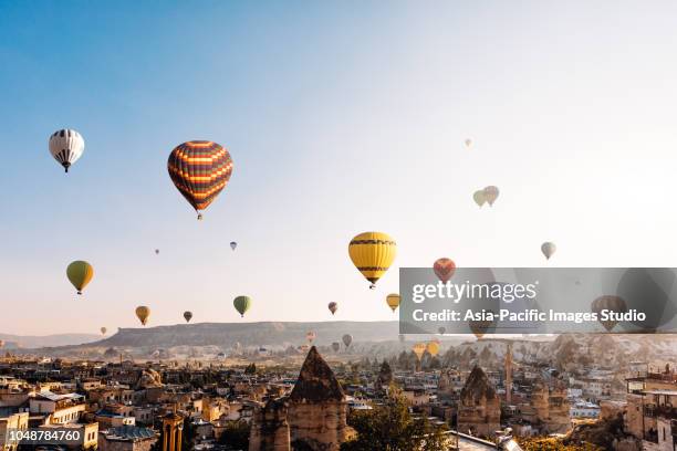 hot air balloons over cappadocia at sunrise，turkey - capadócia imagens e fotografias de stock