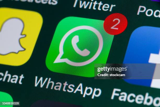 snapchat, whatsapp, facebook y otras aplicaciones de teléfono en la pantalla del iphone - tweet fotografías e imágenes de stock