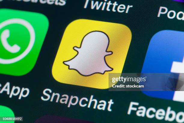 snapchat, facebook, whatsapp e altre app telefoniche sullo schermo dell'iphone - whatsapp foto e immagini stock
