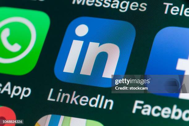 linkedin、facebook、snapchat、iphone の画面上の他の携帯電話アプリ - インスタグラム ストックフォトと画像