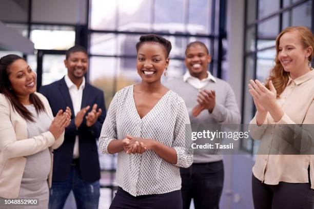 merecido elogio para un colega bien amado - ánimo fotografías e imágenes de stock
