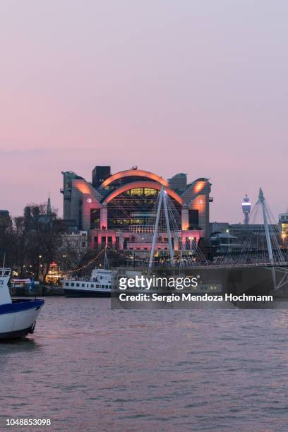 charing cross railway station, the river thames, and the london skyline at dusk in 2018 - london, england - charing cross station stock-fotos und bilder
