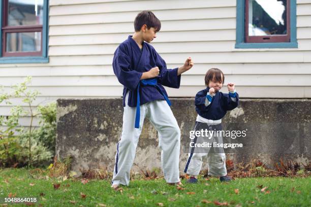 Niño con síndrome de down teniendo actividades con familia