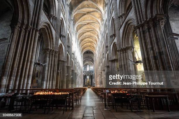 wide angle view of the interior of the gothic cathedral of rouen, cathédrale notre-dame de l'assomption de rouen, normandy, france - godsdienstige gebouwen stockfoto's en -beelden