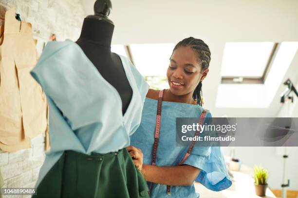 hembra diseñadora de moda en su taller de trabajo - sastre fotografías e imágenes de stock