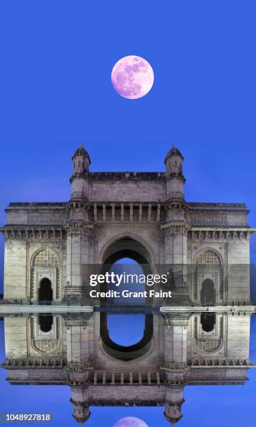 view of monument reflected in pool of water. - porta da índia imagens e fotografias de stock