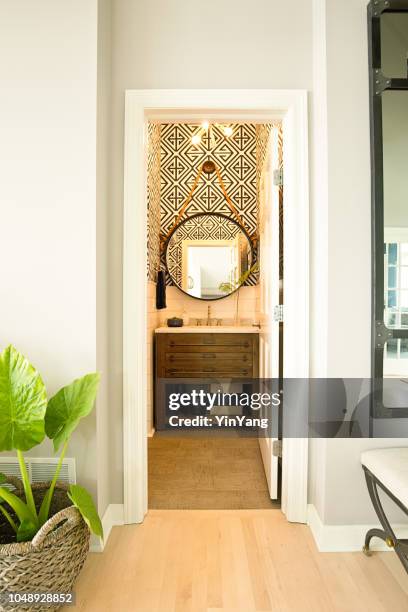 diseño moderno cuarto de baño con lavabo, tocador y espejo - bathroom vanity fotografías e imágenes de stock