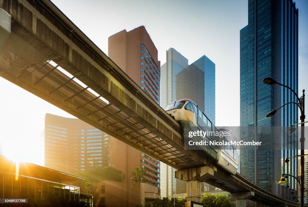 Kuala Lumpur verheven Monorail in Bukit Bintang terug verlicht door sunrise