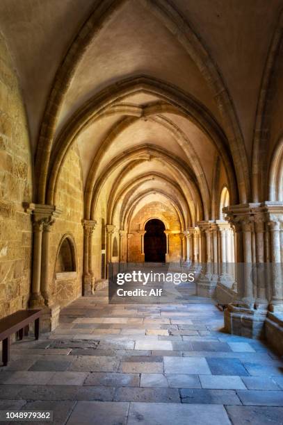 cloister of the old cathedral (sé velha) of coimbra, coimbra, portugal - alt abtei stock-fotos und bilder