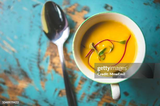 squash potage soep in een kopje thee - vegetable soup stockfoto's en -beelden