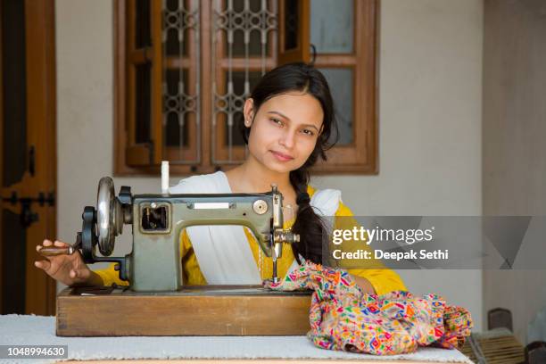 indienne jeune fille couture - stock image - india politics photos et images de collection