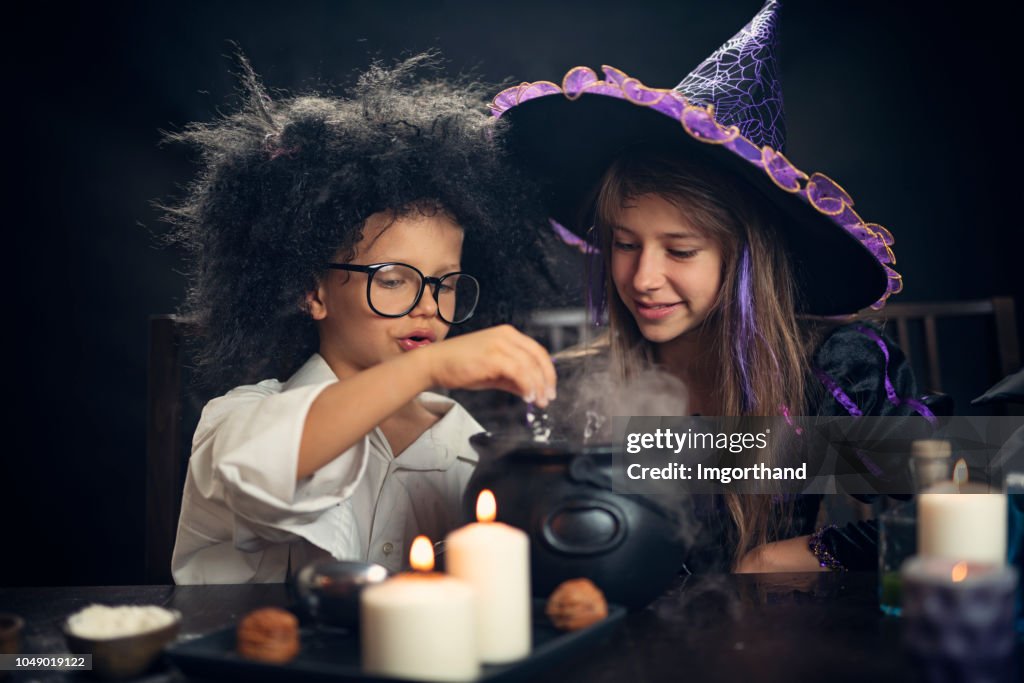 Halloween kinderen spelen met drankjes