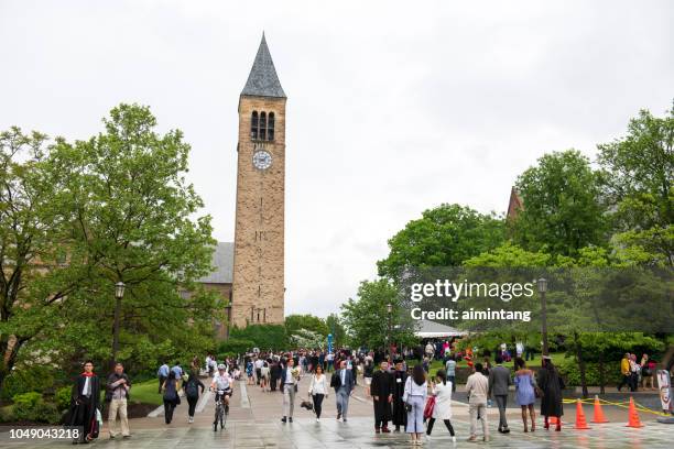 studenti e loro familiari riuniti dalla jennie mcgraw tower nel campus della cornell university il giorno dell'inizio - cornell university foto e immagini stock