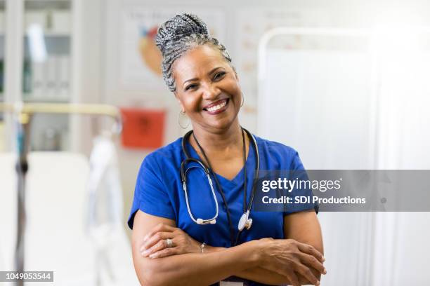 confident senior nurse - er doctor stock pictures, royalty-free photos & images